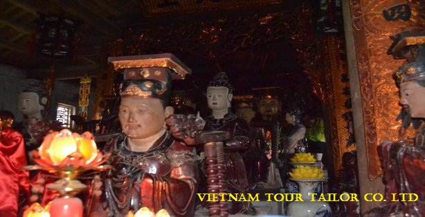 Duong Lam ancient village tour